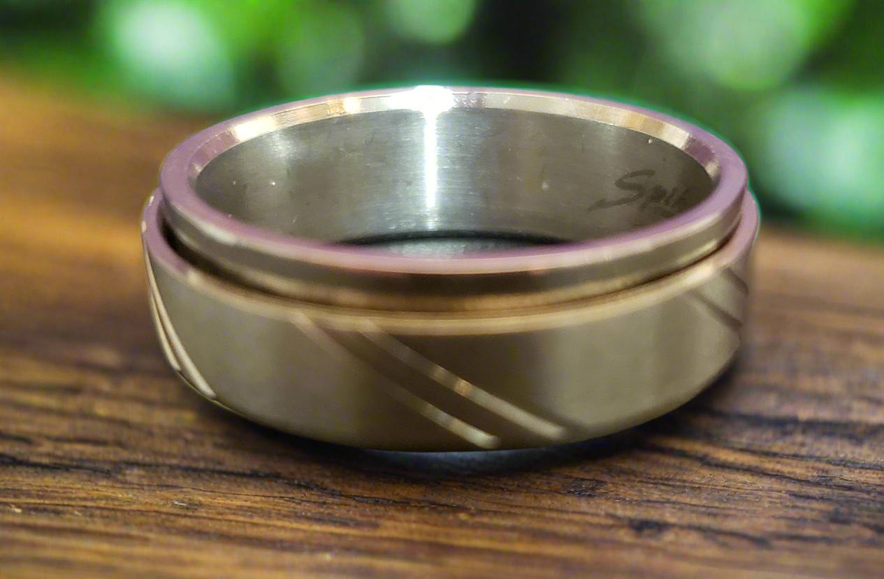 Spinner Ring Diagonal Line Beveled Pattern
