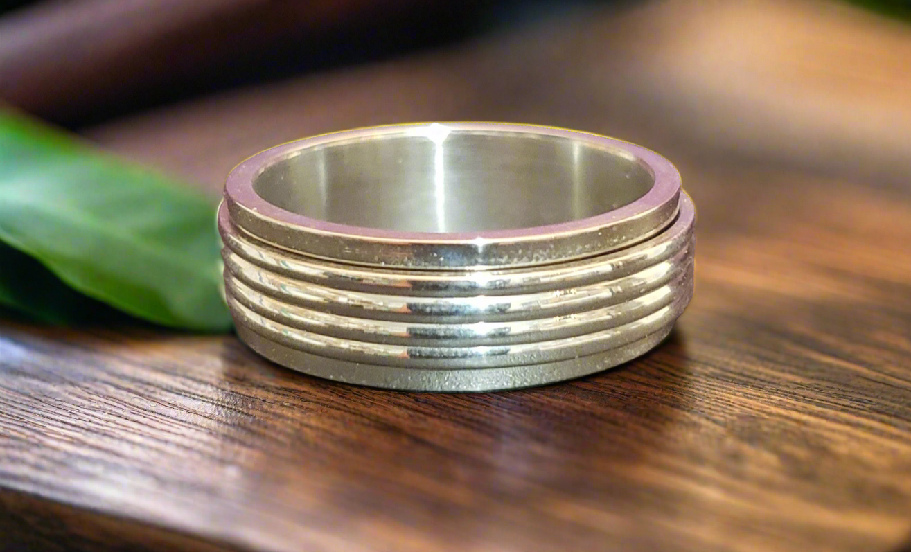Spinner Ring Ribbed Grooves